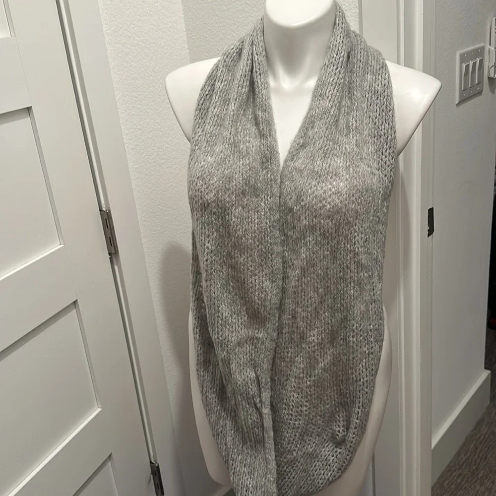 Abercrombie & Fitch Infinity Knit Scarf🧣